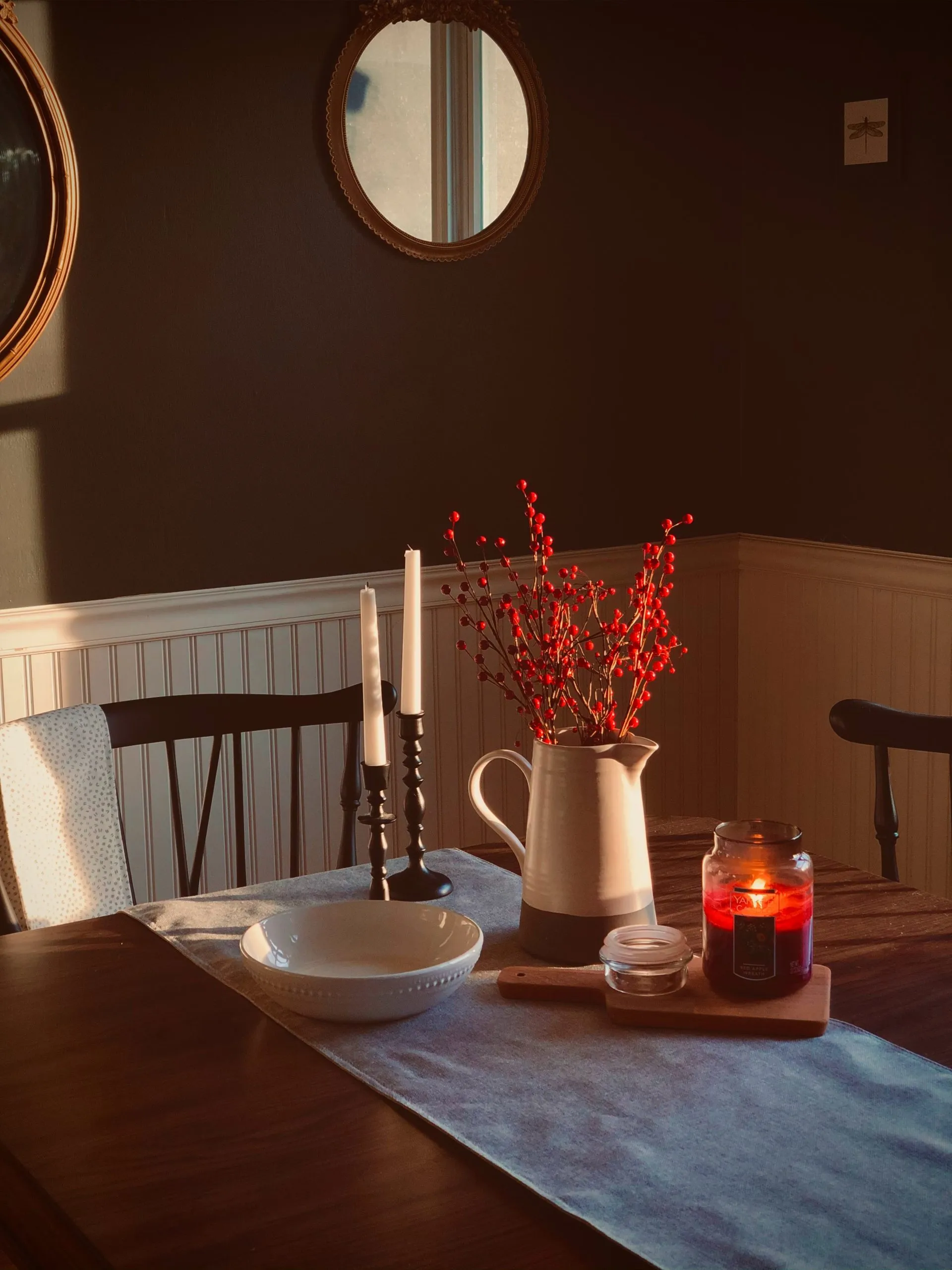 Sala da pranzo accogliente con candele e fiori rossi