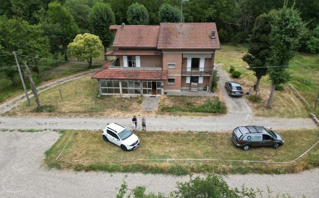 Condominio di via Ghiarda prima dei lavori e render del progetto — Prima