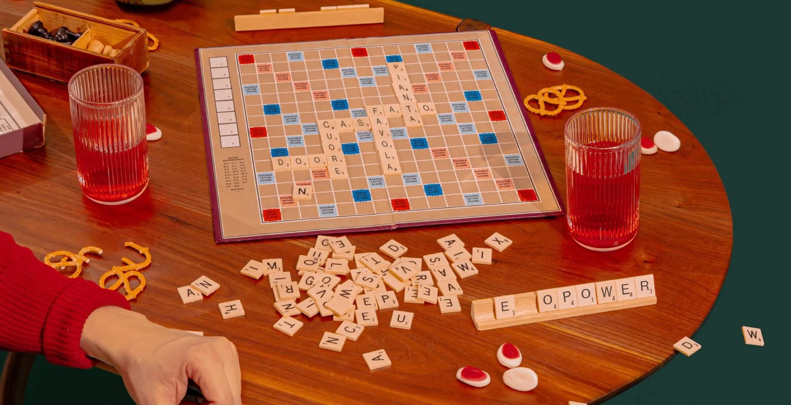 Tessere dello Scrabble che compongono la parola EcoPower su un tavolo in legno