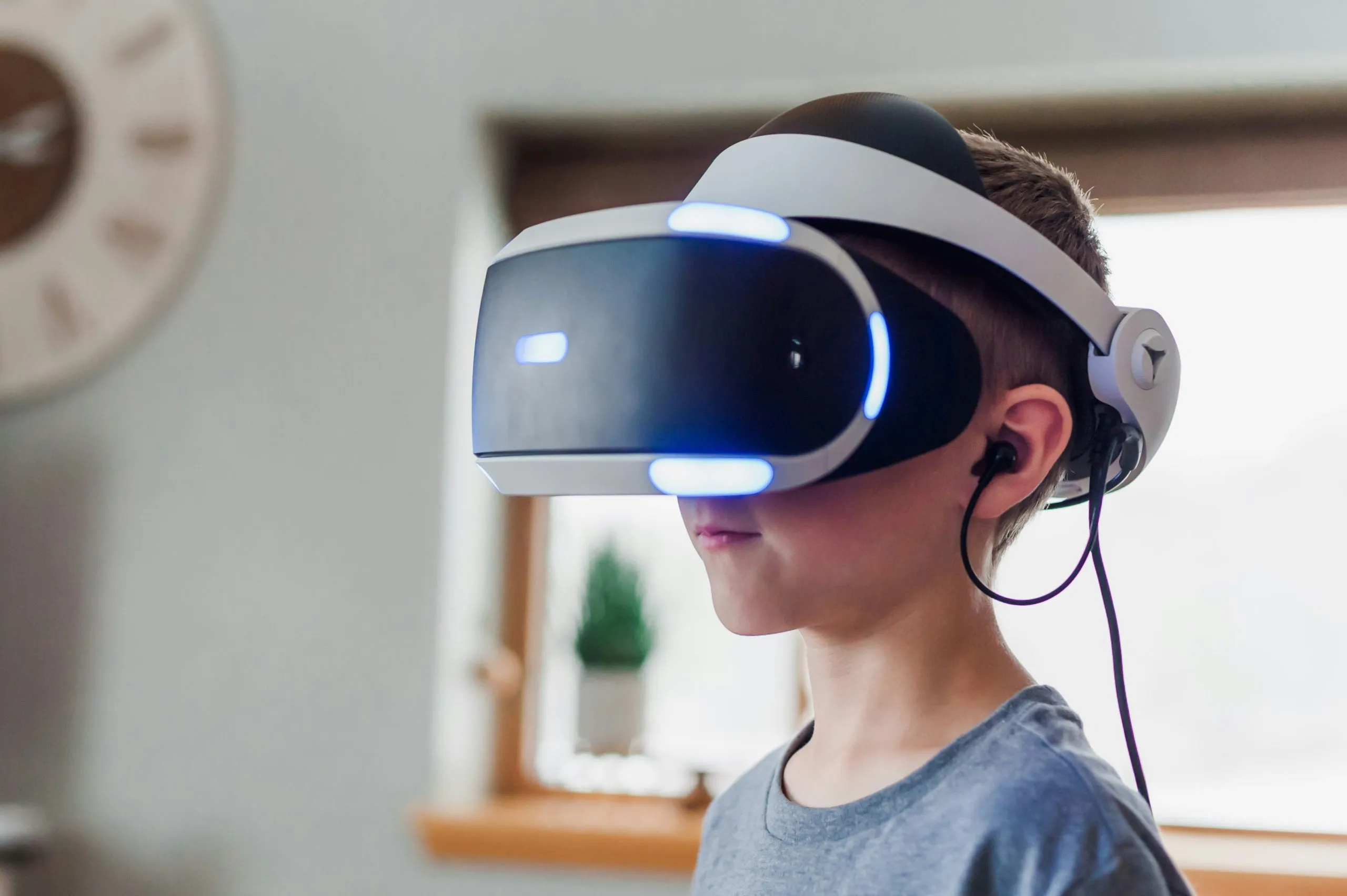 Bambino con un visore per la realtà virtuale