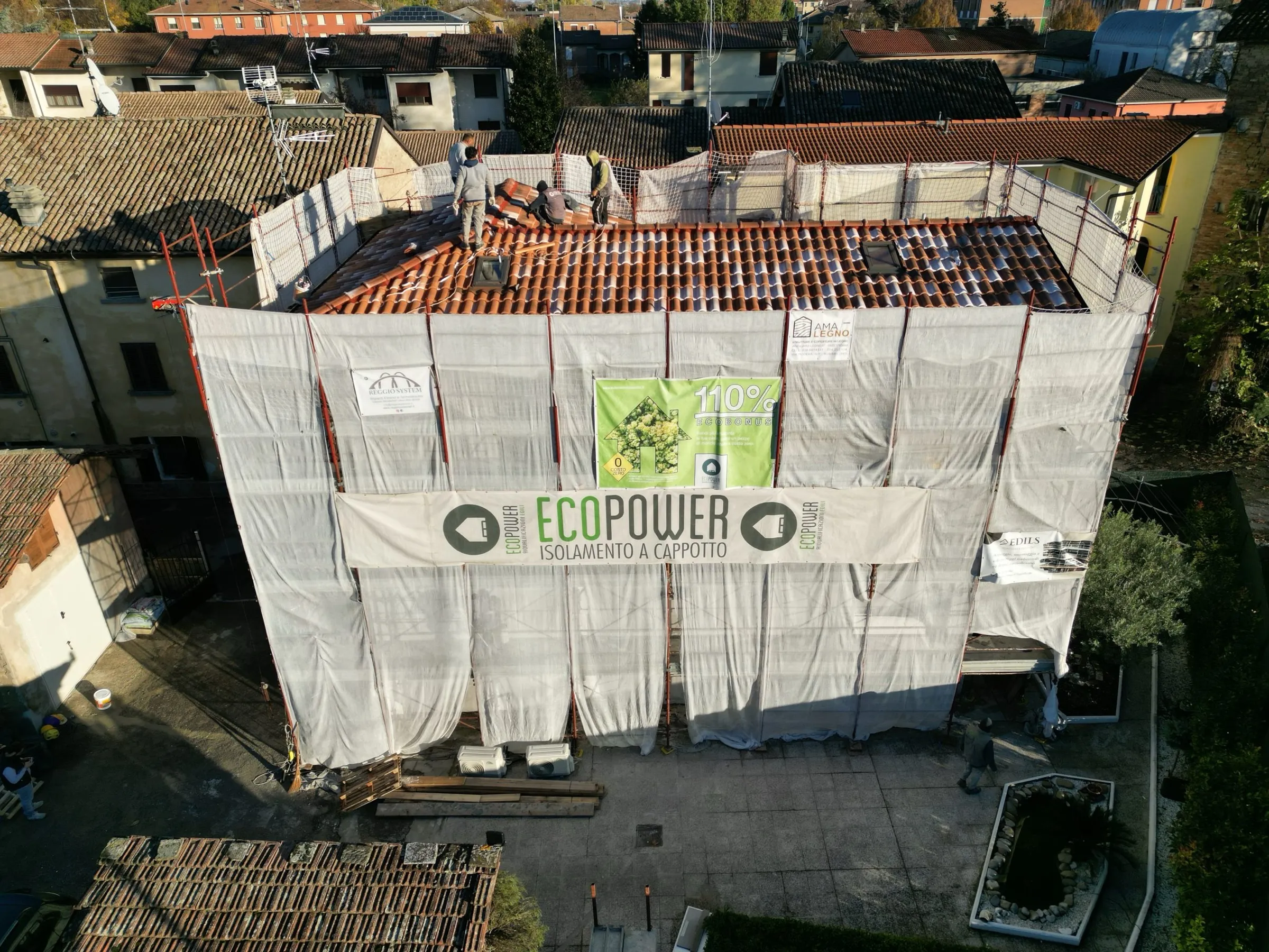 Pannelli isolanti applicati su una parete esterna