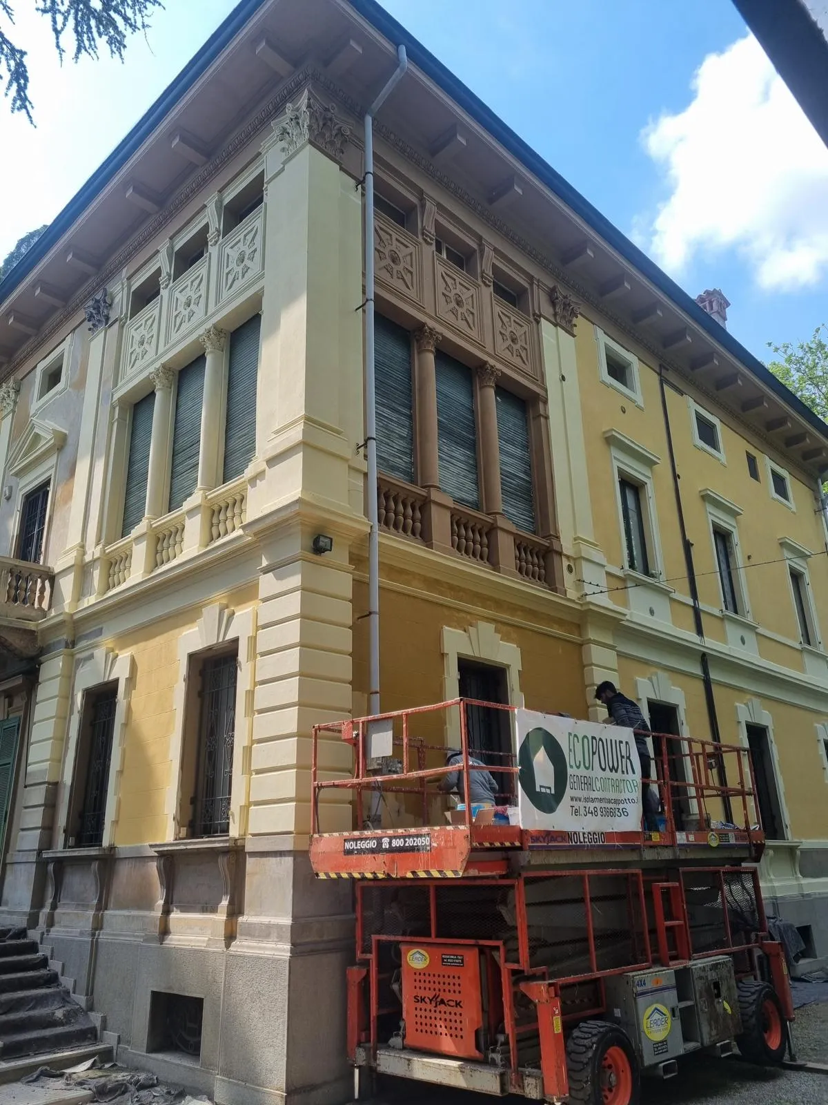 Ponteggi sulla villa durante il restauro