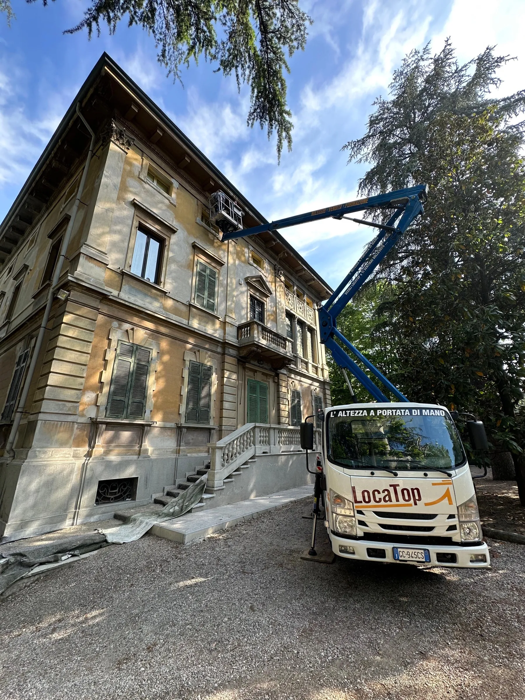 Dettaglio delle lavorazioni sulle cornici