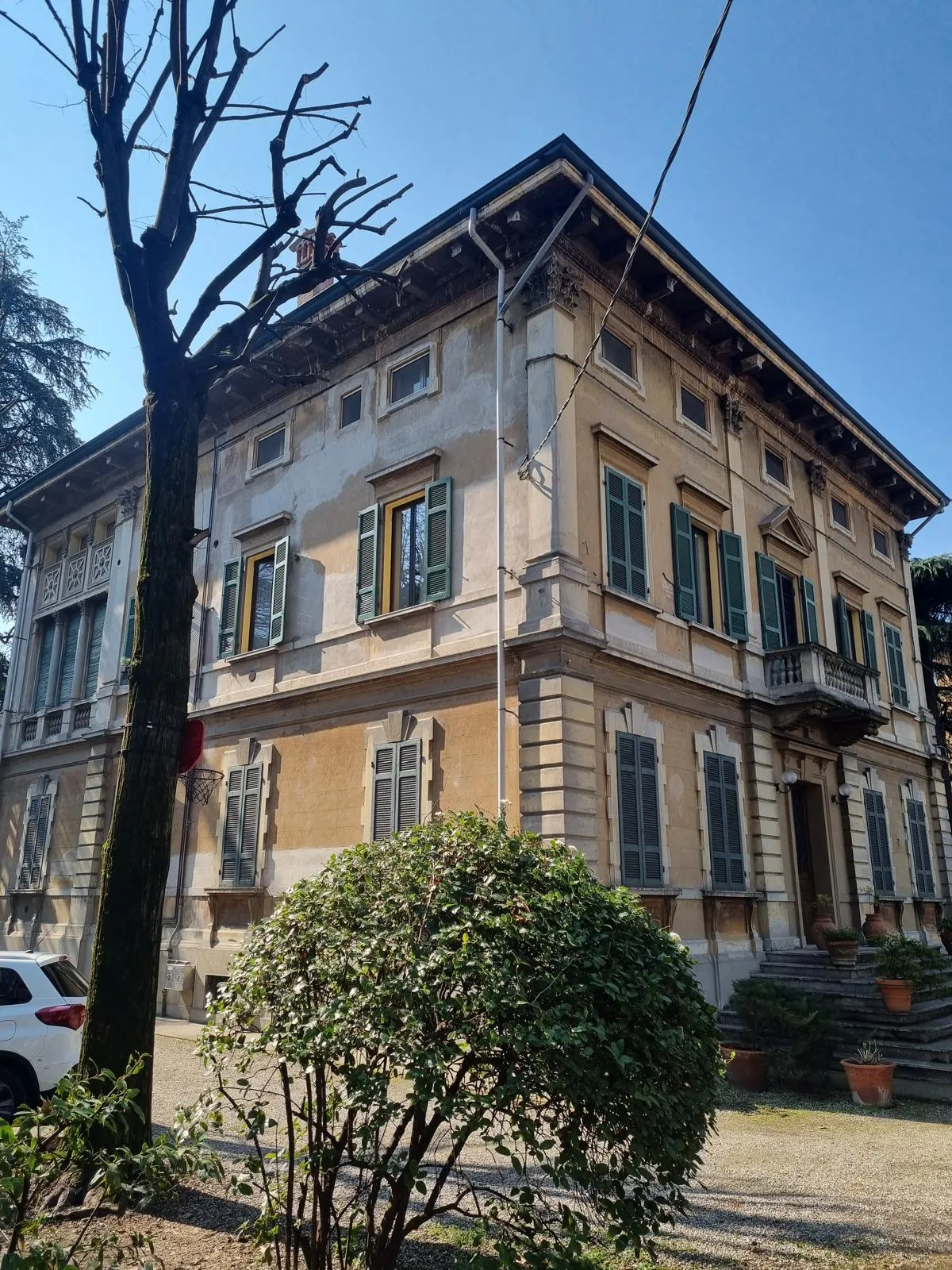 Facciata della villa prima del restauro