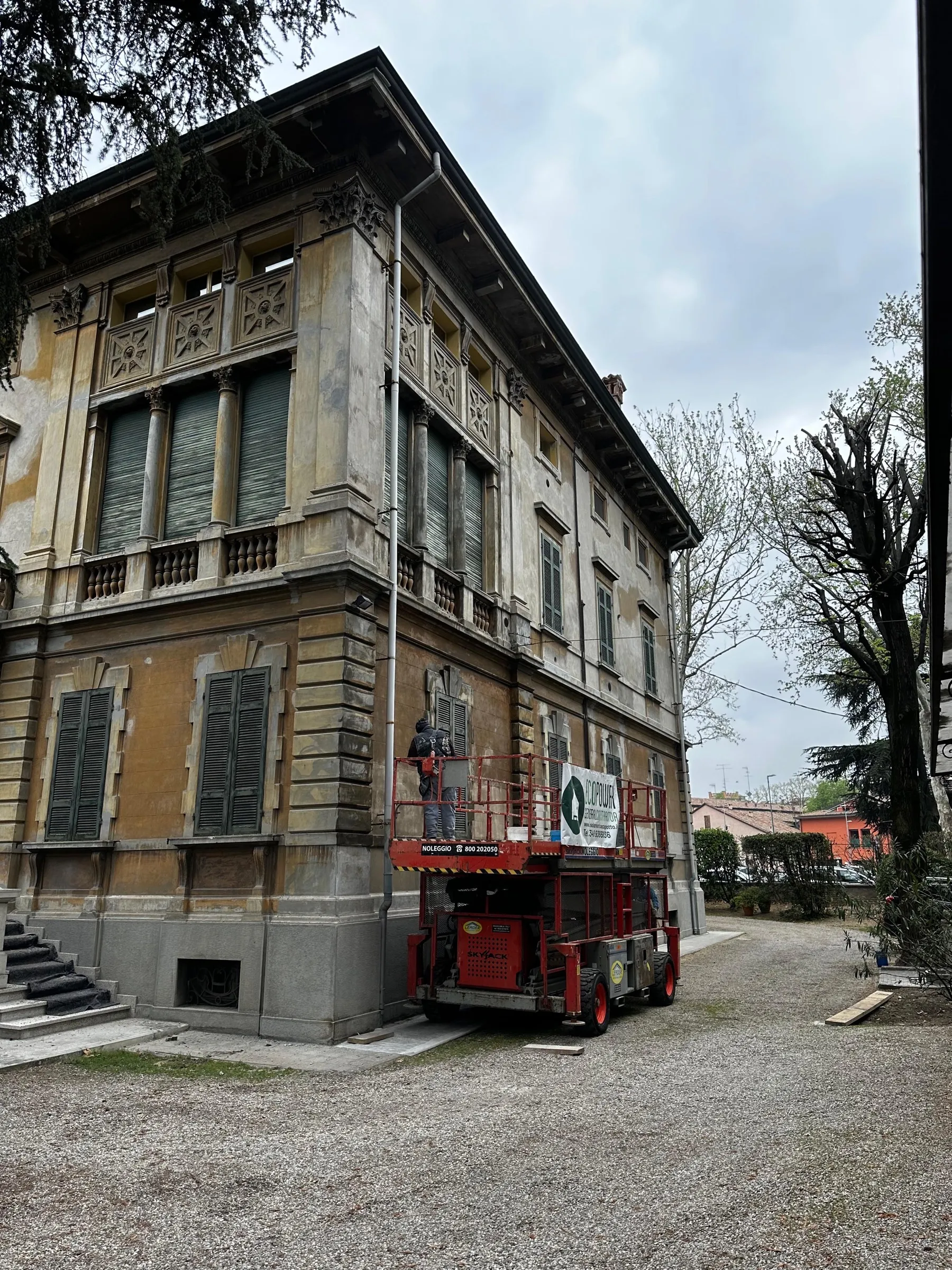 Dettaglio delle decorazioni prima del restauro