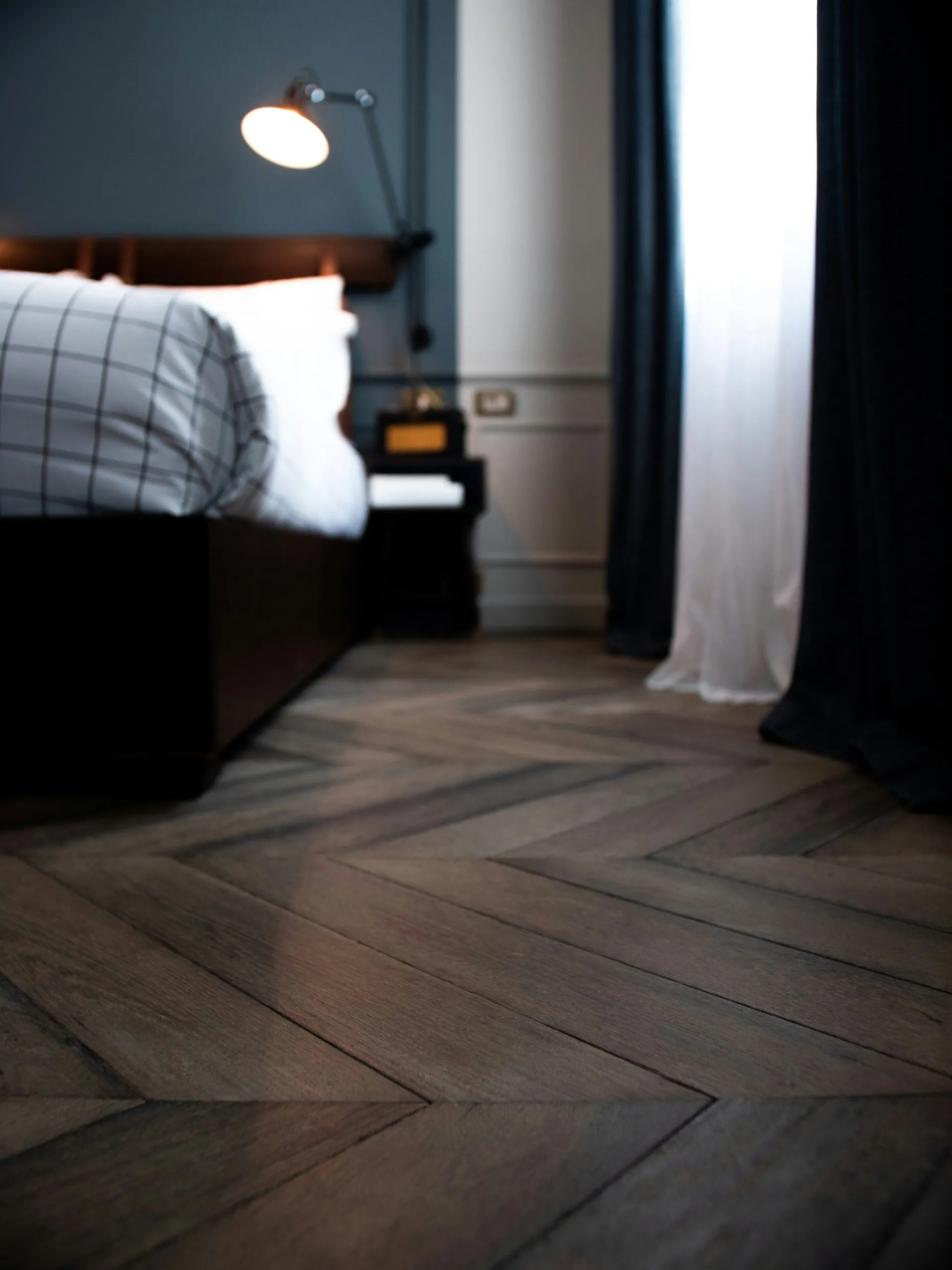 Interno luminoso con pavimento in legno
