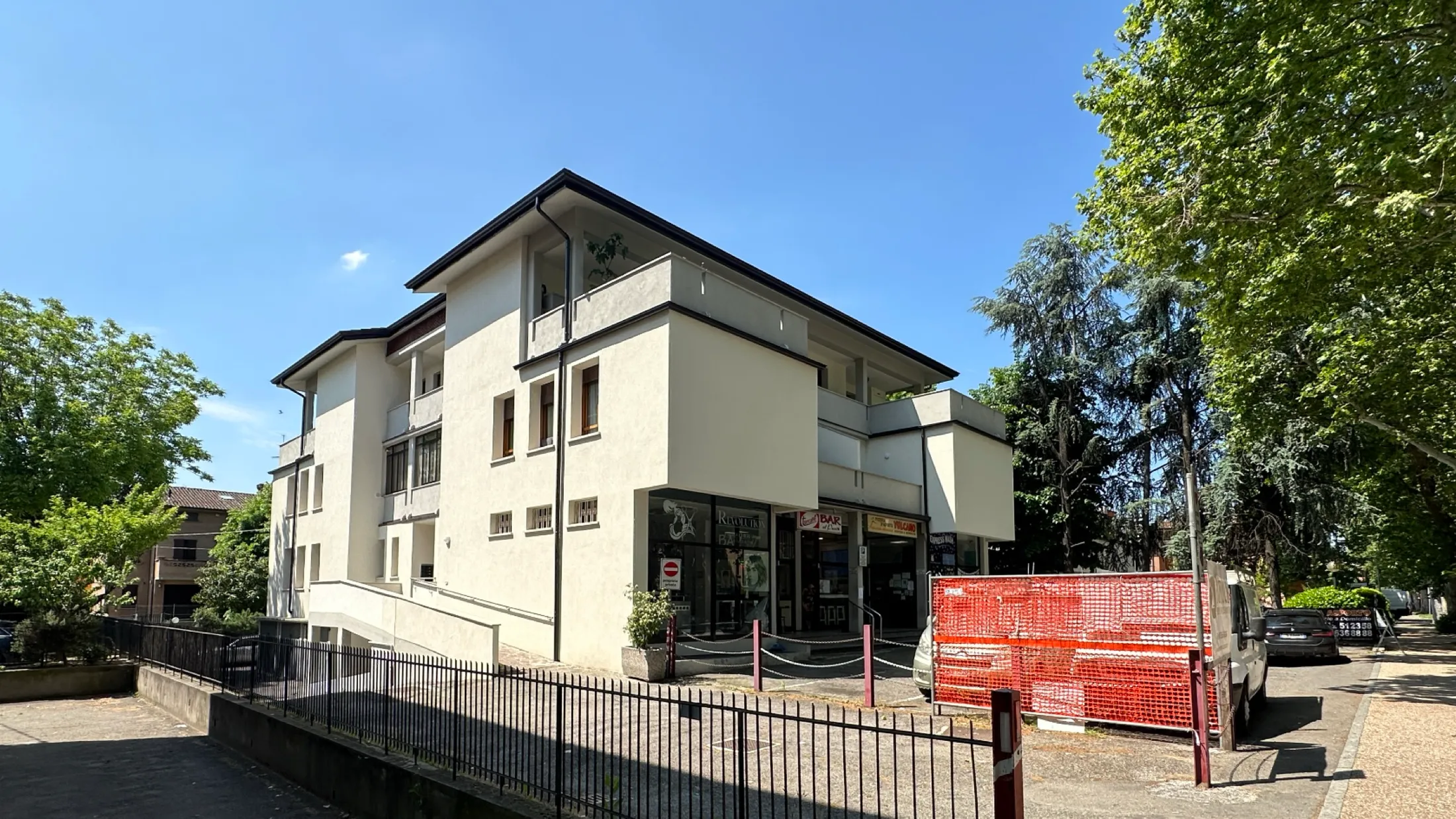 Condominio di Via Adua prima dei lavori e render del progetto — Prima