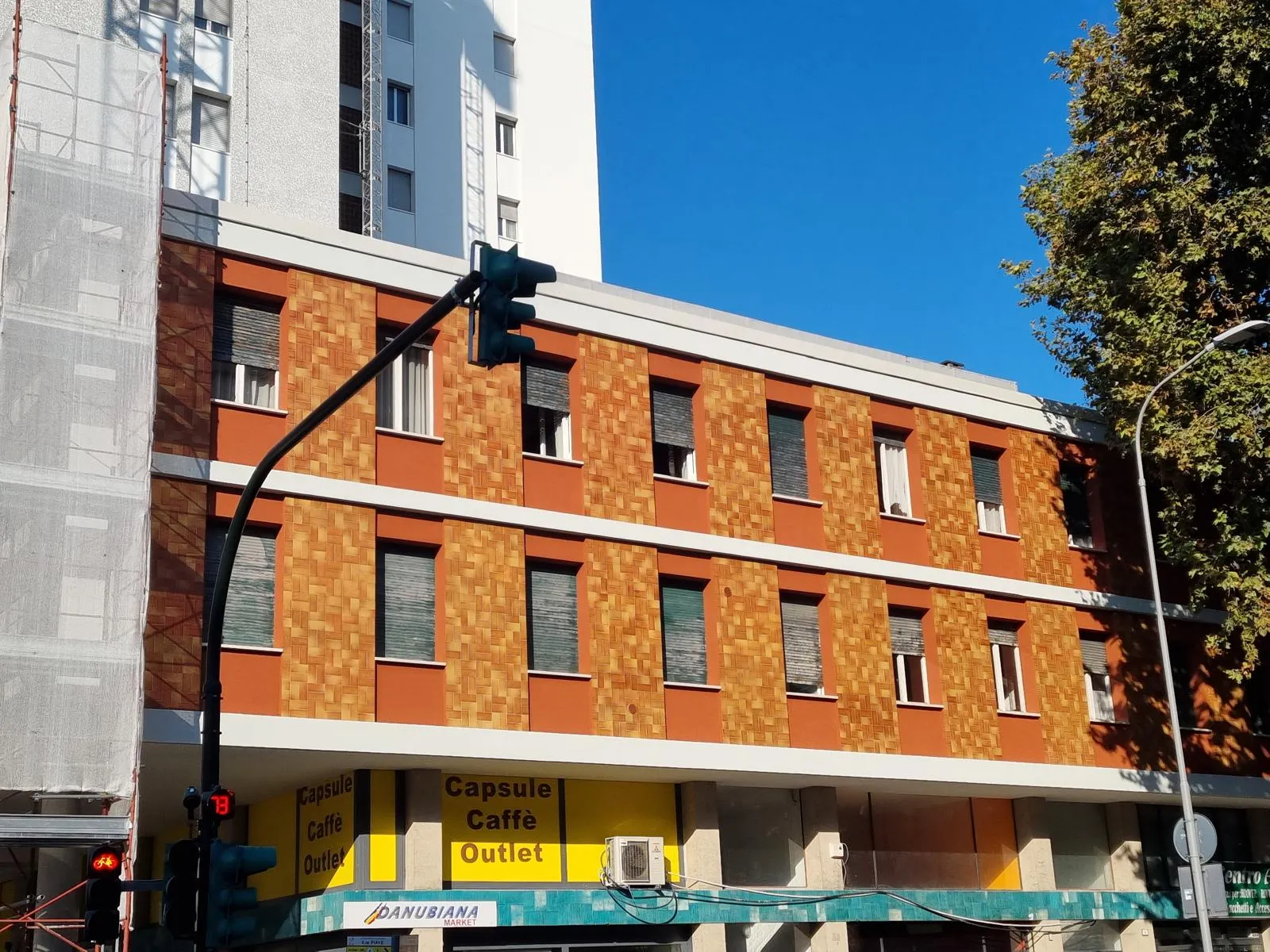 Condominio di Via Piave 2 prima e dopo i lavori — Dopo